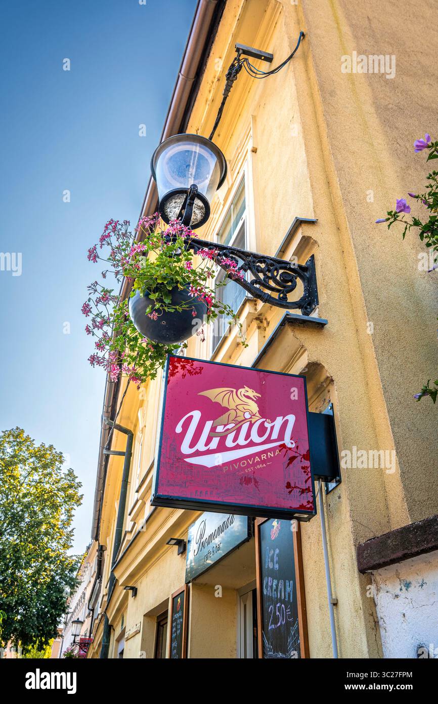Segno della Union beer, una popolare birreria slovena, appesa alla facciata di un pub lungo Petkovskovo Nabrezje nella città vecchia di Lubiana, Slovenia Foto Stock