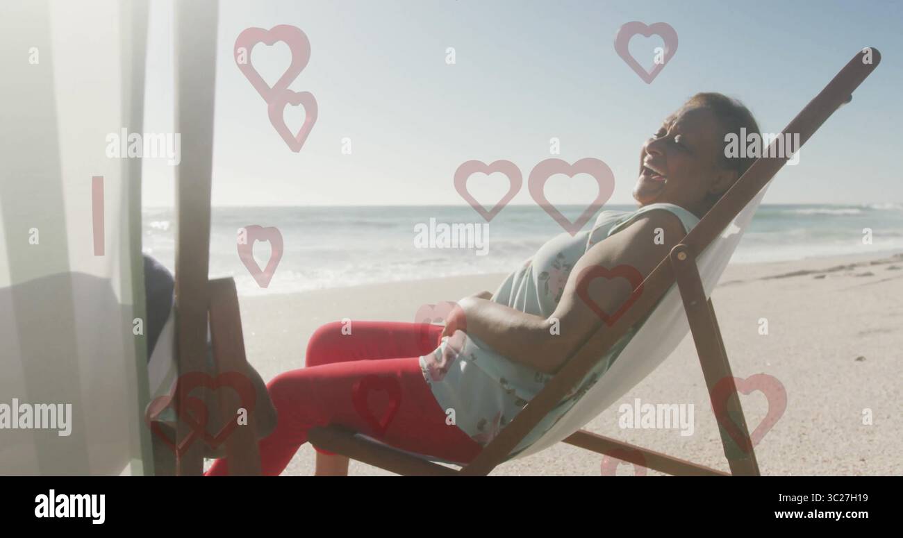 Donna sdraiata che indossa leggings rossi, top blu sulla spiaggia in sedia a sdraio, grafica a cuore, spazio per copiare Foto Stock