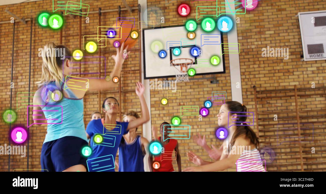 Salta l'atleta nella maglia turchese che tira il basket nella palestra scolastica con icone multimediali e spazio copia Foto Stock