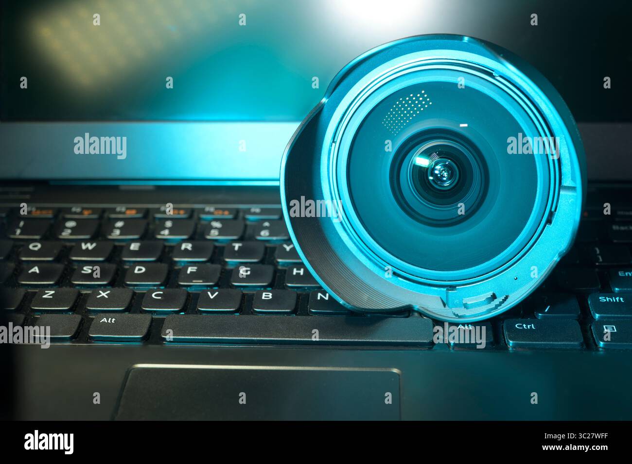Obiettivo della fotocamera sulla tastiera del computer - blu Foto Stock