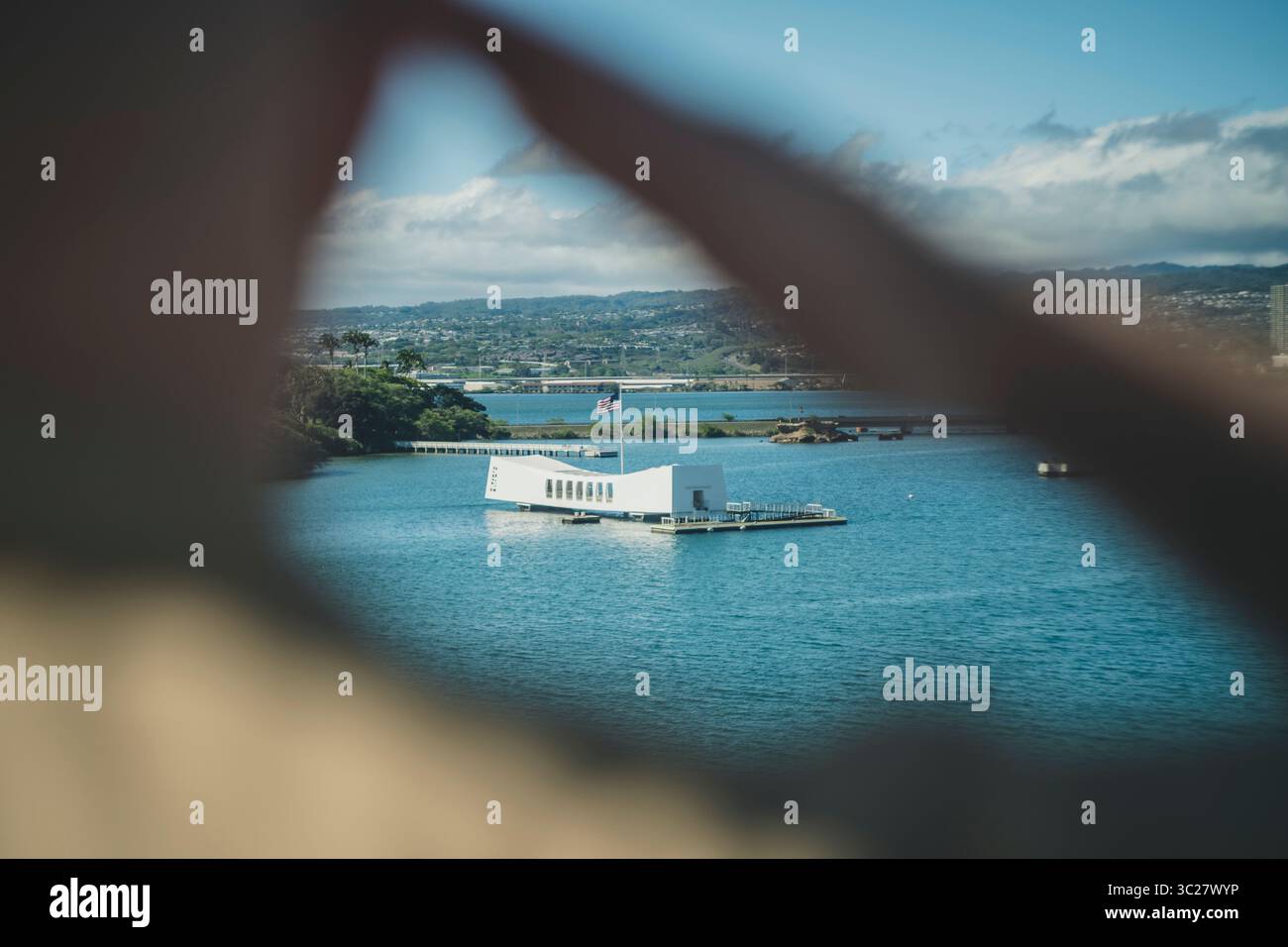 14 maggio 2019 - Pearl Harbor, Hawaii, Stati Uniti - Un Marine degli Stati Uniti con l'11th Marine Expeditionary Unit (MEU) saluta il memoriale della USS Arizona mentre maneggia i binari della nave da carico anfibia classe San Antonio USS John P. Murtha (LPD 26). I marines e i marinai dell'11° MEU stanno conducendo operazioni di routine nell'ambito del Boxer Amphibious Ready Group. (Immagine di credito: © U.S. Marines/ZUMA Wire/ZUMAPRESS.com) Foto Stock