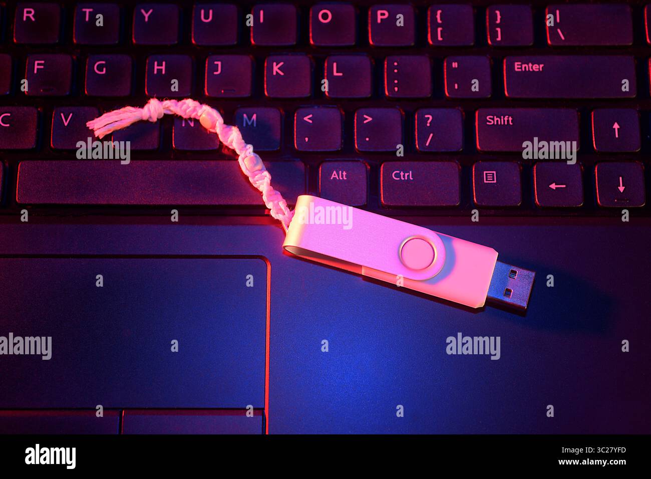 Unità flash USB sulla tastiera di un computer laptop Foto Stock