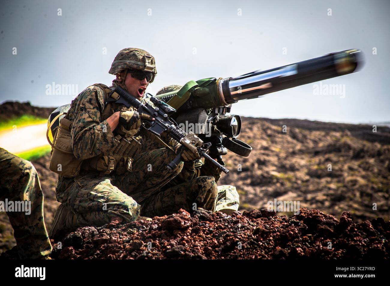 15 maggio 2019 - Pohakuloa Training area, Hawaii, Stati Uniti - U.S. Marine Corps Sgt. Troy Mole, capo sezione, Combined Anti-Armor Team, Weapons Company, 2nd Battalion, 3rd Marine Regiment, spara un missile Javelin sparato a spalla durante l'esercitazione Bougainville II sulla gamma 20A, Pohakuloa Training area, Hawaii, 15 maggio 2019. Bougainville II è la seconda fase dell'addestramento pre-schieramento condotto dal battaglione al fine di migliorare la coesione dell'unità e la preparazione al combattimento. (Immagine di credito: © U.S. Marines/ZUMA Wire/ZUMAPRESS.com) Foto Stock