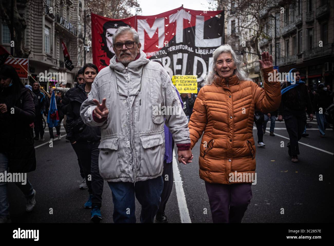 23 luglio 2025, Caba, Buenos Aires, Argentina: Come è avvenuto dall'agosto 2024, pensionati e manifestanti sono tornati in strada questo mercoledì per un altro giorno di protesta. La mobilitazione richiedeva un aumento dei loro stipendi, miglioramenti delle prestazioni pensionistiche e la completa reintegrazione di farmaci e cure. Questa volta, marciarono dal Congresso Nazionale a Plaza de Mayo con lo slogan "marcia contro la repressione e contro il veto presidenziale". Lavoratori, organizzazioni sociali, gruppi studenteschi e organizzazioni per i diritti umani si sono Uniti alla chiamata. (Immagine di credito: © Daniella Fern Foto Stock