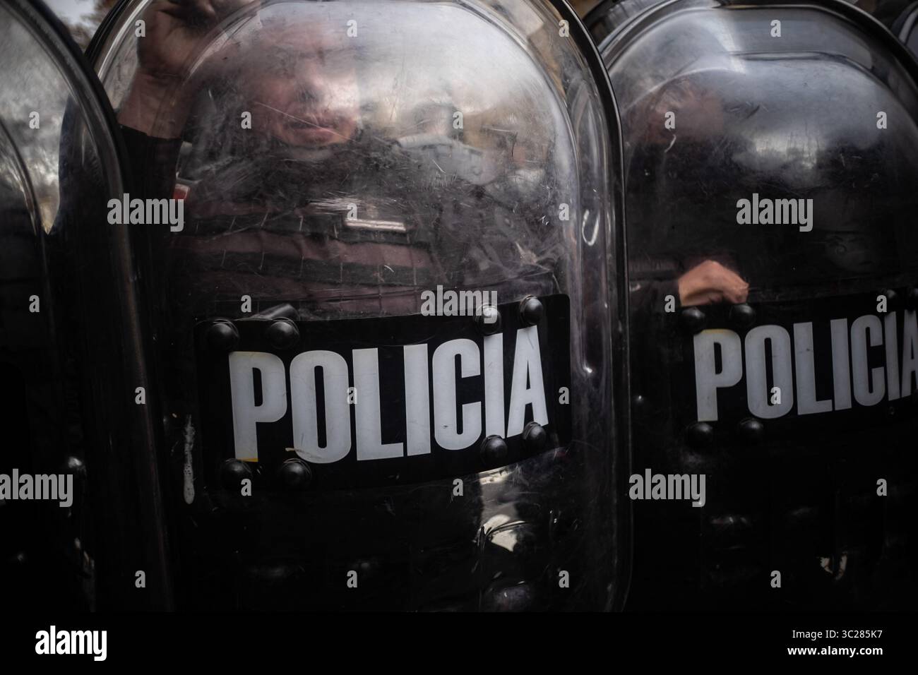 23 luglio 2025, Caba, Buenos Aires, Argentina: Come è avvenuto dall'agosto 2024, pensionati e manifestanti sono tornati in strada questo mercoledì per un altro giorno di protesta. La mobilitazione richiedeva un aumento dei loro stipendi, miglioramenti delle prestazioni pensionistiche e la completa reintegrazione di farmaci e cure. Questa volta, marciarono dal Congresso Nazionale a Plaza de Mayo con lo slogan "marcia contro la repressione e contro il veto presidenziale". Lavoratori, organizzazioni sociali, gruppi studenteschi e organizzazioni per i diritti umani si sono Uniti alla chiamata. (Immagine di credito: © Daniella Fern Foto Stock