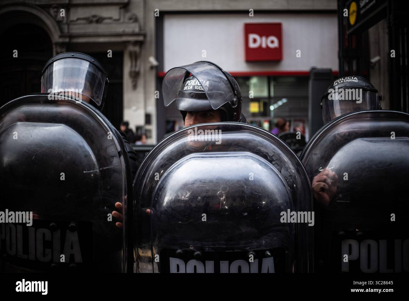 23 luglio 2025, Caba, Buenos Aires, Argentina: Come è avvenuto dall'agosto 2024, pensionati e manifestanti sono tornati in strada questo mercoledì per un altro giorno di protesta. La mobilitazione richiedeva un aumento dei loro stipendi, miglioramenti delle prestazioni pensionistiche e la completa reintegrazione di farmaci e cure. Questa volta, marciarono dal Congresso Nazionale a Plaza de Mayo con lo slogan "marcia contro la repressione e contro il veto presidenziale". Lavoratori, organizzazioni sociali, gruppi studenteschi e organizzazioni per i diritti umani si sono Uniti alla chiamata. (Immagine di credito: © Daniella Fern Foto Stock