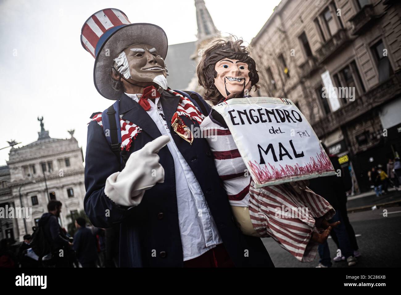 23 luglio 2025, Caba, Buenos Aires, Argentina: Come è avvenuto dall'agosto 2024, pensionati e manifestanti sono tornati in strada questo mercoledì per un altro giorno di protesta. La mobilitazione richiedeva un aumento dei loro stipendi, miglioramenti delle prestazioni pensionistiche e la completa reintegrazione di farmaci e cure. Questa volta, marciarono dal Congresso Nazionale a Plaza de Mayo con lo slogan "marcia contro la repressione e contro il veto presidenziale". Lavoratori, organizzazioni sociali, gruppi studenteschi e organizzazioni per i diritti umani si sono Uniti alla chiamata. (Immagine di credito: © Daniella Fern Foto Stock