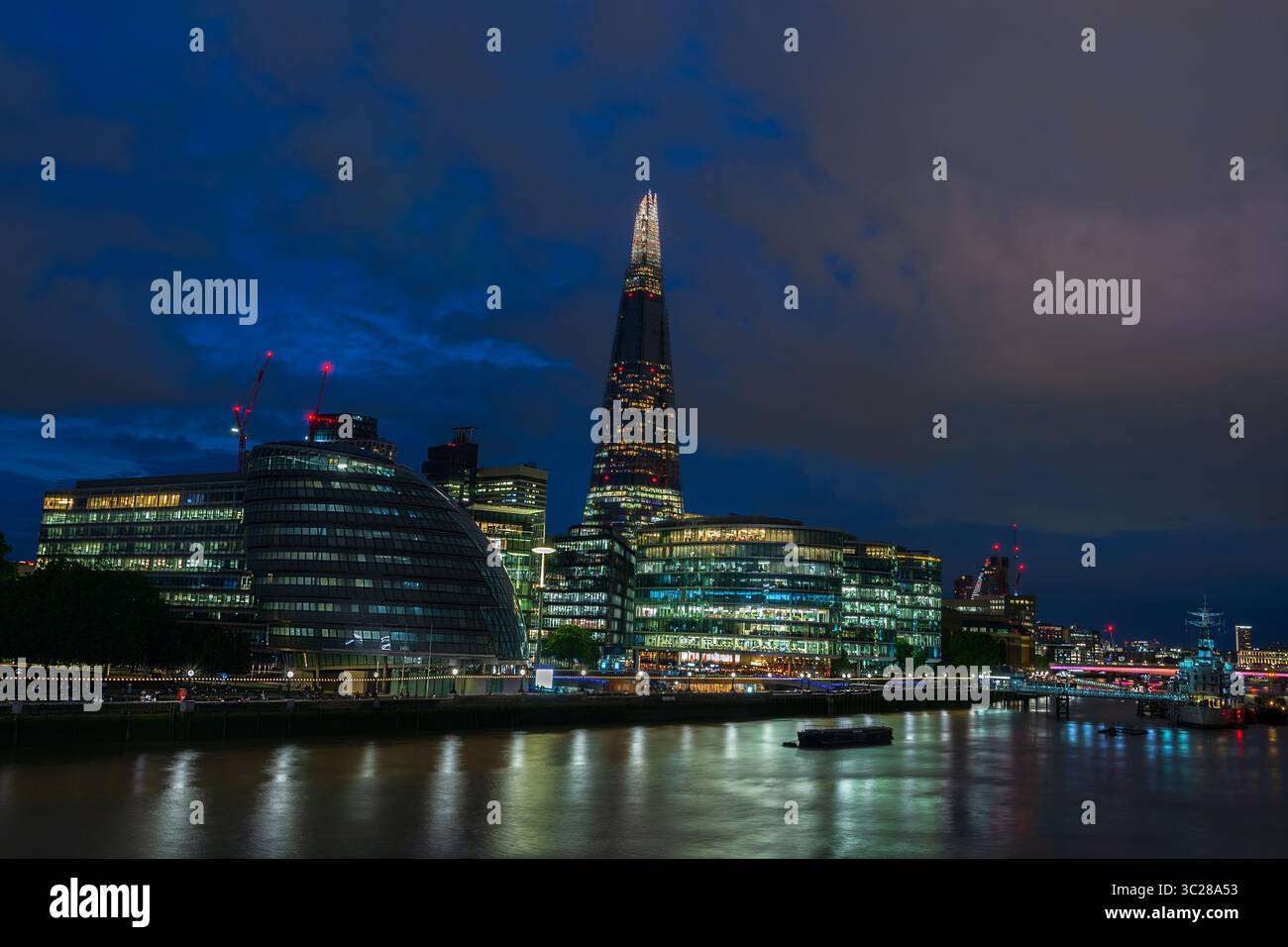 Vista spettacolare del Municipio, dello Shard e del Tamigi di notte, Londra, Inghilterra, Regno Unito. Foto Stock