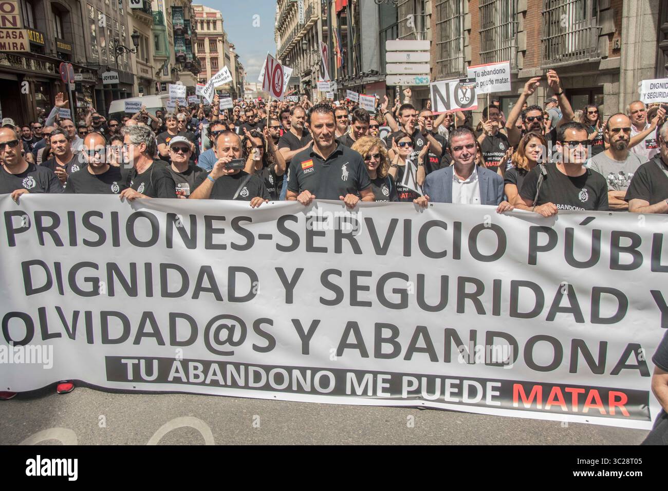 21 maggio 2019 - Madrid, Spagna - i carcerieri della prigione spagnola di Cordova si sono recati a Madrid per partecipare alla manifestazione indetta dall'associazione "il vostro abbandono può uccidermi", per dimostrare al nuovo governo spagnolo che non si fermeranno finché non otterranno un miglioramento delle loro condizioni di lavoro. Il percorso della manifestazione è stato rilasciato dal Segretariato generale delle istituzioni penitenziarie in Calle Alcala 38 verso Puerta del Sol dove verrà letto un manifesto, e da lì al Congresso dei deputati, dove si è svolta una manifestazione davanti al palazzo della Costituzione. Il lavoratore Foto Stock