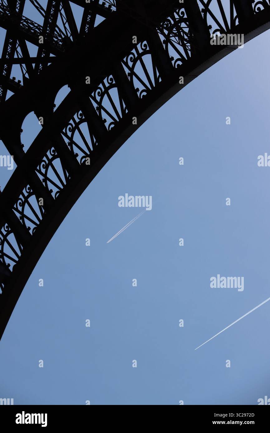 torre eiffel notturna riflessa in una pozzanghera Foto Stock
