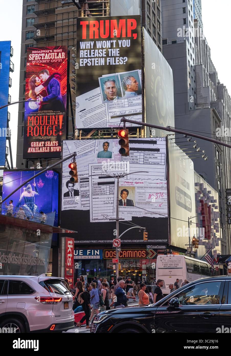 NEW YORK, N.Y. – 23 luglio 2025: Un cartellone a Times Square invita il presidente Donald Trump a rilasciare i fascicoli relativi a Jeffrey Epstein. Foto Stock