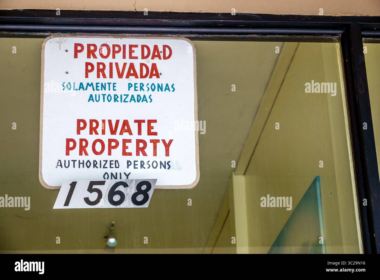 Miami Beach, Florida, Washington Avenue, cartello segnaletico, solo persone autorizzate, cartello bilingue spagnolo/inglese, Propieda Foto Stock