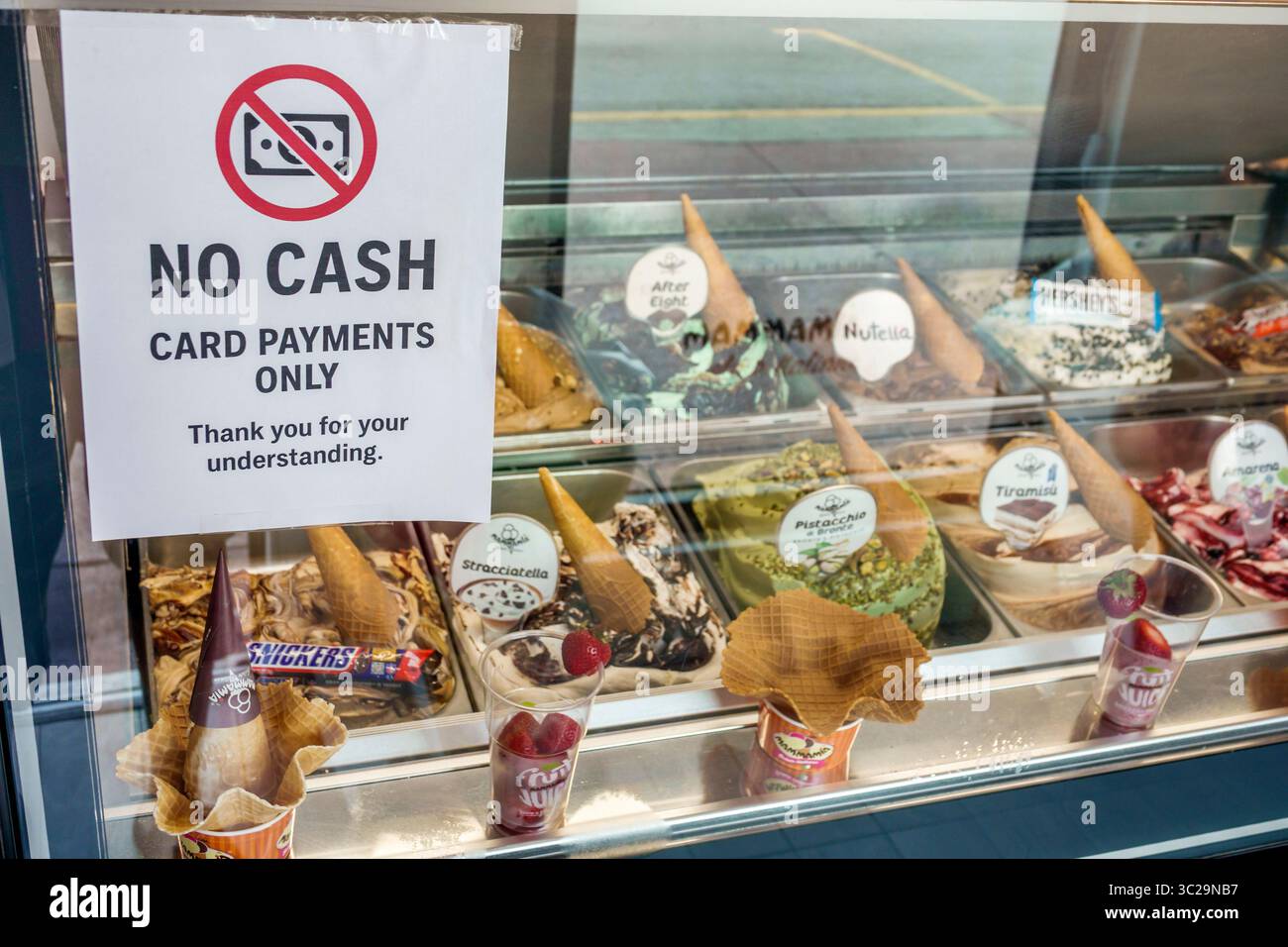 Miami Beach, Florida, Washington Avenue, gelateria, dessert gelateria, cartello SENZA CONTANTI, solo pagamenti con carta, esposizione di gelati, coni, cono waffle, senza contanti, più moderno Foto Stock
