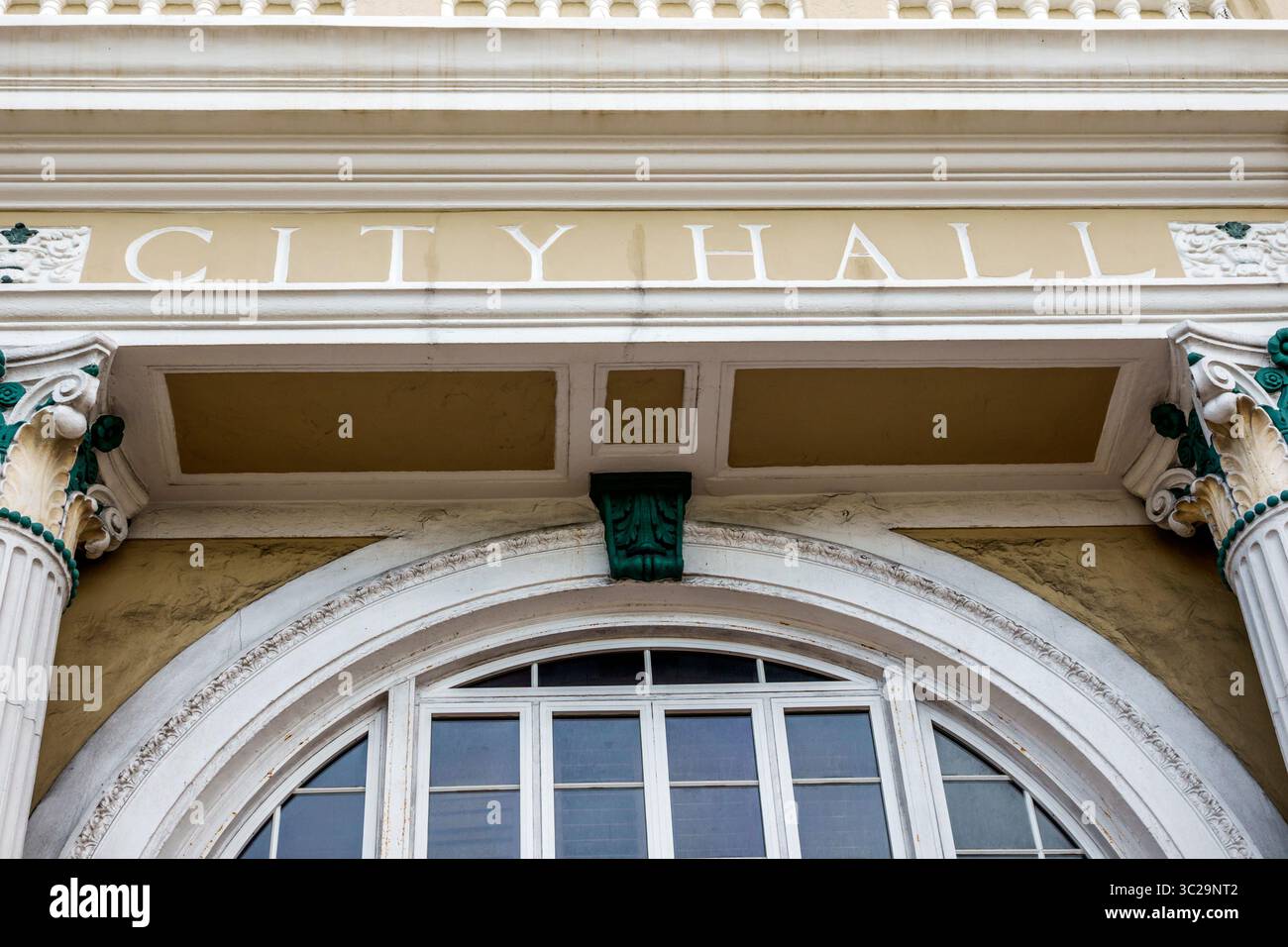 Miami Beach, Florida, Washington Avenue, edificio civico governativo, vecchio cartello del Municipio scolpito sopra la finestra ad arco, architettura classica con decorativi C. Foto Stock