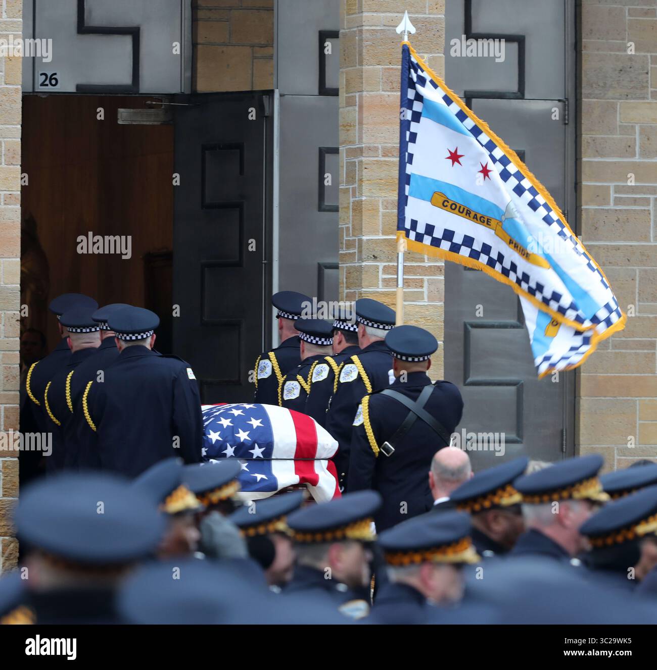 21 dicembre 2018: Chicago, Illinois, Stati Uniti: I portatori di pallacanestro della polizia Chicagp trasportano i resti dell'ufficiale CONRAD GARY nella St. Rita Cascia Shrine Chapel. Gary e il suo partner sono stati colpiti e uccisi da un treno pendolare mentre indagavano sui rapporti di colpi sparati sul lato sud di Chicago. (Immagine di credito: © H. Rick Bamman/ZUMA Wire) Foto Stock