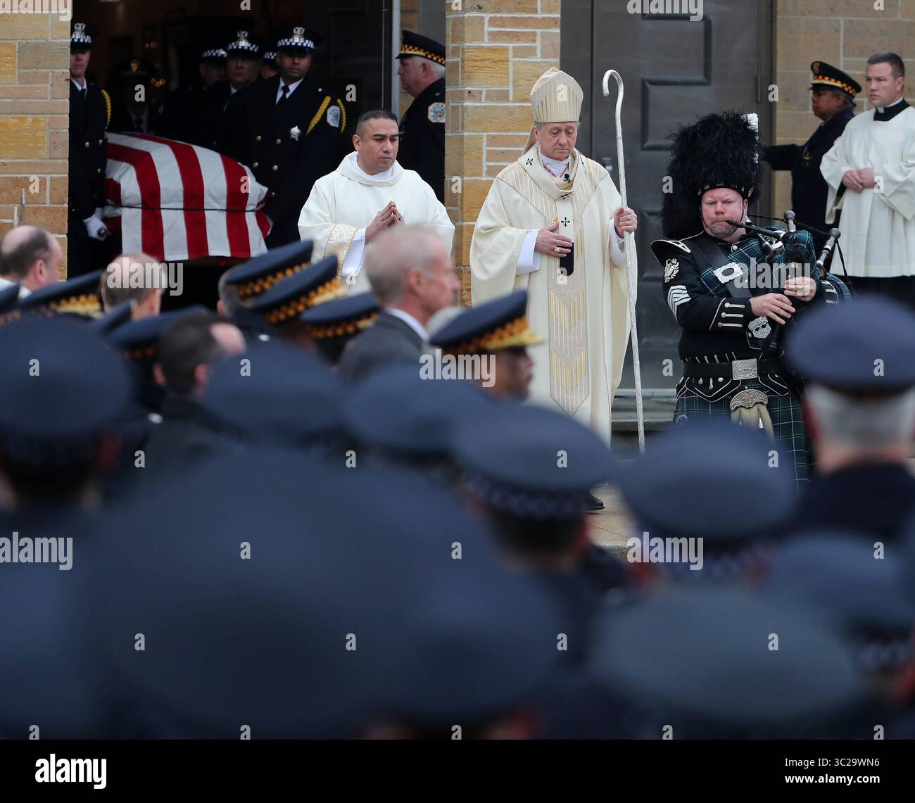 21 dicembre 2018: DesPlaines, Illinois, Stati Uniti: Il cardinale Chicago BLASE CUPICH conduce la processione durante il funerale dell'ufficiale di polizia di Chicago Conrad Gary alla St. Rita Cascia Shrine Chapel. Gary e il suo partner sono stati colpiti e uccisi da un treno pendolare mentre indagavano sui rapporti di colpi sparati sul lato sud di Chicago. (Immagine di credito: © H. Rick Bamman/ZUMA Wire) Foto Stock