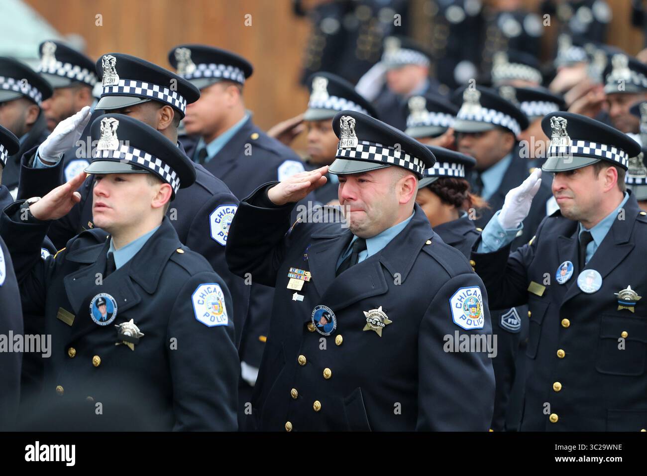 21 dicembre 2018: DesPlaines, Illinois, Stati Uniti: Gli agenti della polizia di Chicago salutano la bara durante il funerale dell'ufficiale CONRAD GARY alla St. Rita Cascia Shrine Chapel. Gary e il suo partner sono stati colpiti e uccisi da un treno pendolare mentre indagavano sui rapporti di colpi sparati sul lato sud di Chicago. (Immagine di credito: © H. Rick Bamman/ZUMA Wire) Foto Stock