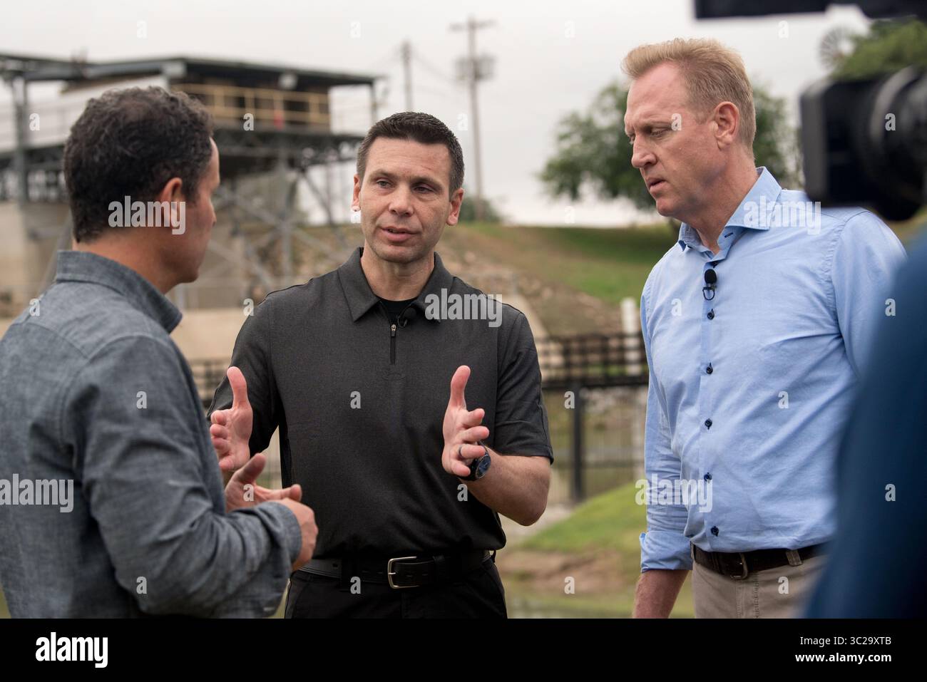 11 maggio 2019 - McAllen, Texas, Stati Uniti d'America - Segretario alla difesa degli Stati Uniti Patrick Shanahan, giusto, e Segretario alla sicurezza interna Kevin McAleenan, centro, rispondere alle domande di FOX News Anchor Brian Kilmeade durante un'intervista durante una visita al confine meridionale degli Stati Uniti 11 maggio 2019 a McAllen, Texas. (Immagine di credito: © Amber I. Smith via ZUMA Wire) Foto Stock