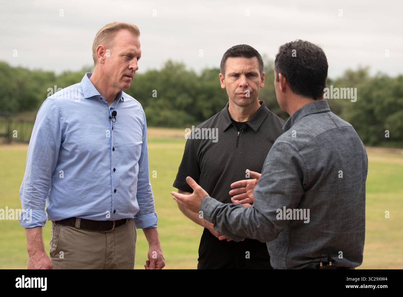 11 maggio 2019 - McAllen, Texas, Stati Uniti d'America - Segretario della difesa degli Stati Uniti Patrick Shanahan, a sinistra, e Segretario della sicurezza interna Kevin McAleenan, centro, rispondere alle domande di FOX News Anchor Brian Kilmeade durante un'intervista durante una visita al confine meridionale degli Stati Uniti 11 maggio 2019 a McAllen, Texas. (Immagine di credito: © Amber I. Smith via ZUMA Wire) Foto Stock