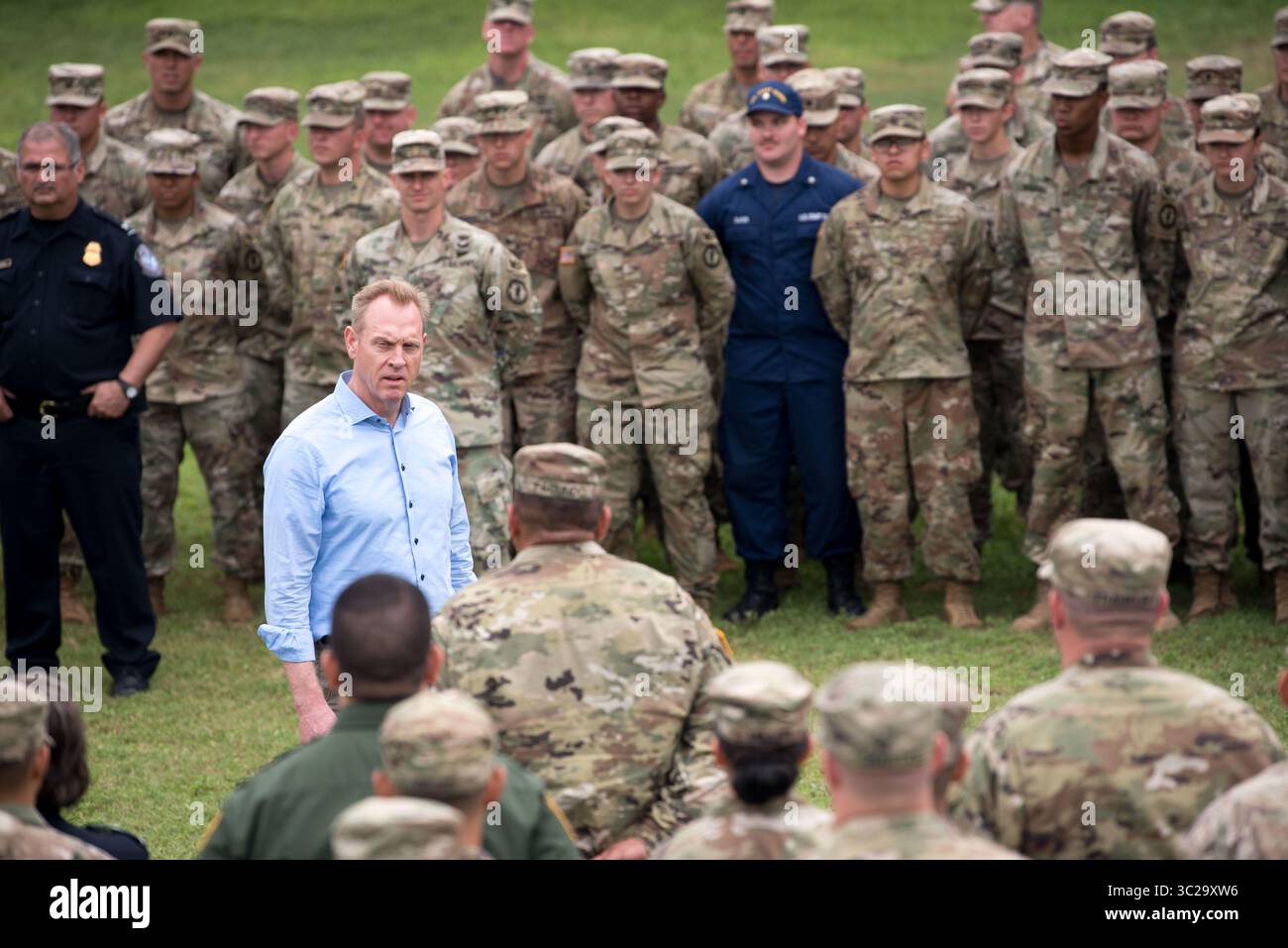 11 maggio 2019 - McAllen, Texas, Stati Uniti d'America - il Segretario alla difesa degli Stati Uniti Patrick Shanahan parla con i soldati dell'esercito del 93rd Military Police Battalion Crisis Response Force, schierato per assistere il servizio di protezione doganale e di frontiera mentre visitano il confine meridionale degli Stati Uniti 11 maggio 2019 a McAllen, Texas. (Immagine di credito: © Amber I. Smith via ZUMA Wire) Foto Stock