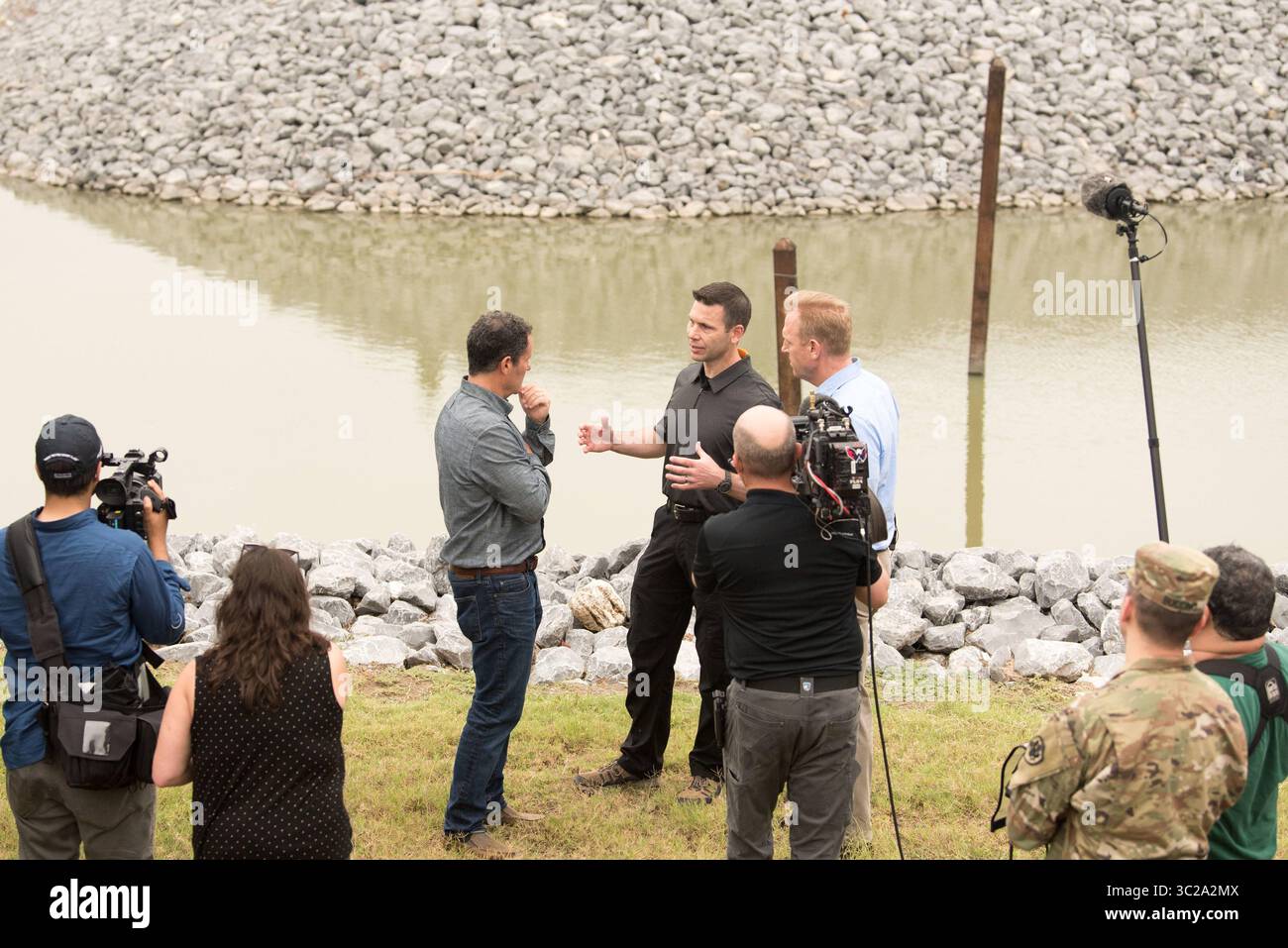 12 maggio 2019 - McAllen, Texas, Stati Uniti d'America - Segretario alla difesa degli Stati Uniti Patrick Shanahan, giusto, e Segretario alla sicurezza interna Kevin McAleenan, centro, rispondere alle domande di FOX News Anchor Brian Kilmeade durante un'intervista durante una visita al confine meridionale degli Stati Uniti 11 maggio 2019 a McAllen, Texas. (Immagine di credito: © Amber I. Smith via ZUMA Wire) Foto Stock