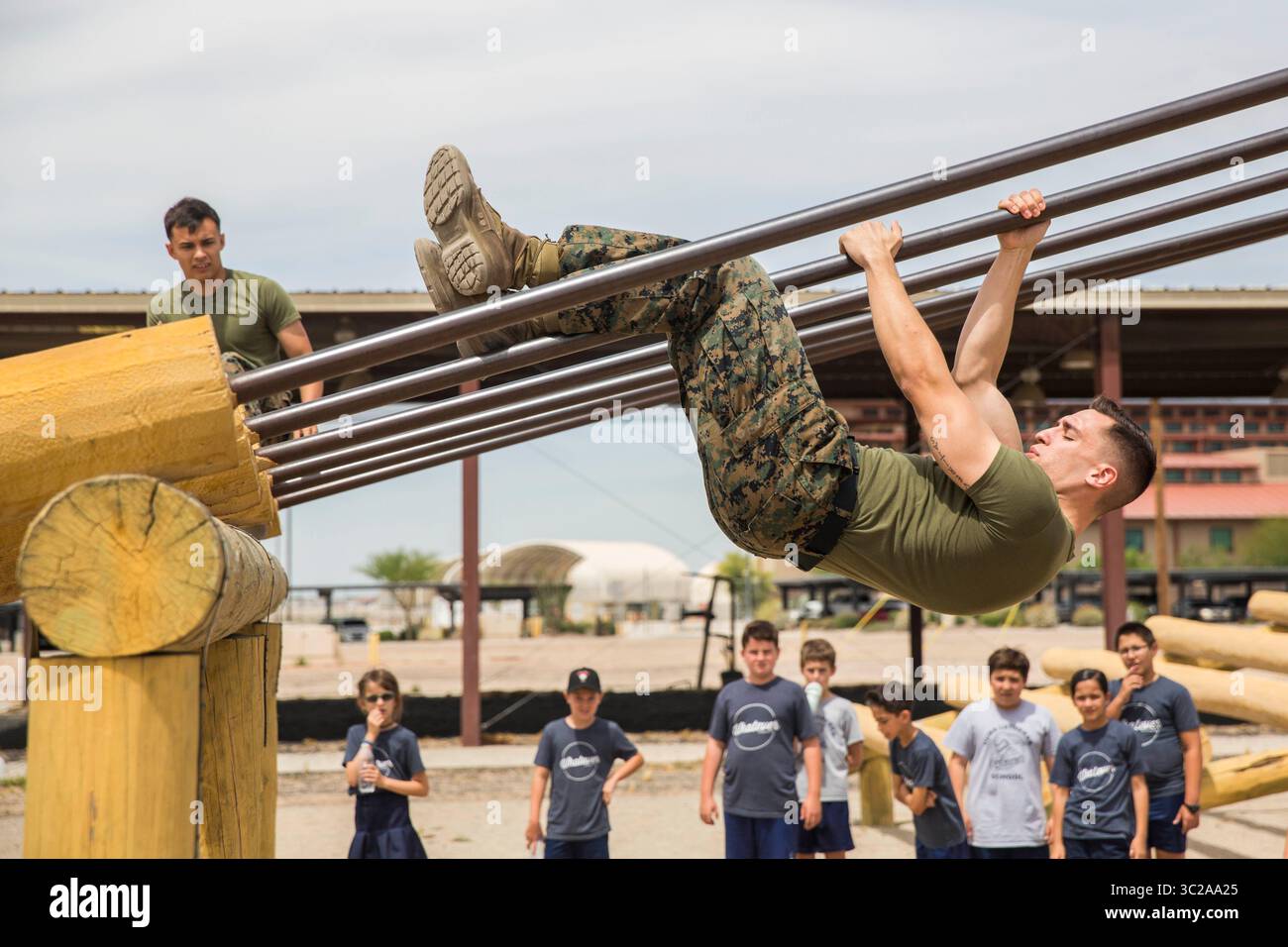 9 maggio 2019 - Yuma, Arizona, Stati Uniti - gli studenti della Yuma Lutheran School e della Desert Sonora Elementary School visitano la Marine Corps Air Station (MCAS) Yuma, Ariz., 9 maggio 2019. Gli studenti osservarono una dimostrazione di un cane da lavoro militare, le tecniche del Marine Corps Martial Arts Program (MCMAP) e il Marine Corps Obstacle Course. Sono stati anche in grado di vedere vari display statici che vanno da un elicottero Search and Rescue (SAR) a un AV-8B Harrier. (Immagine di credito: © U.S. Marines/ZUMA Wire/ZUMAPRESS.com) Foto Stock