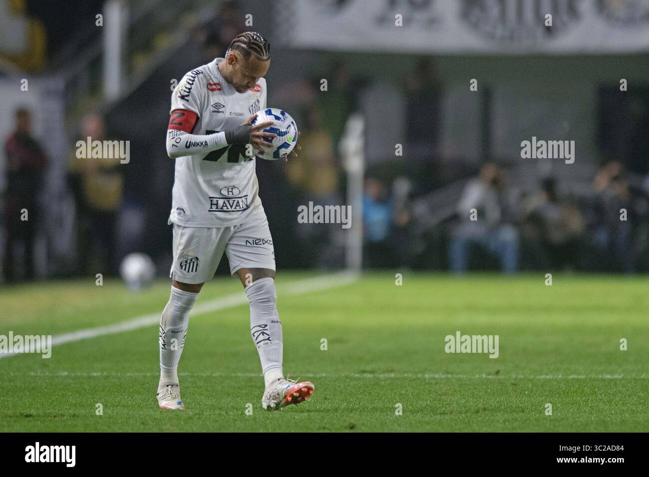 Santos, Brasile. 23 luglio 2025. Neymar Jr. Di Santos reagisce durante la partita tra Santos e Internacional, per la serie A 2025 brasiliana, allo stadio Vila Belmiro, a Santos il 23 luglio 2025 foto: Max Peixoto/DiaEsportivo/Alamy Live News Credit: DiaEsportivo/Alamy Live News Foto Stock