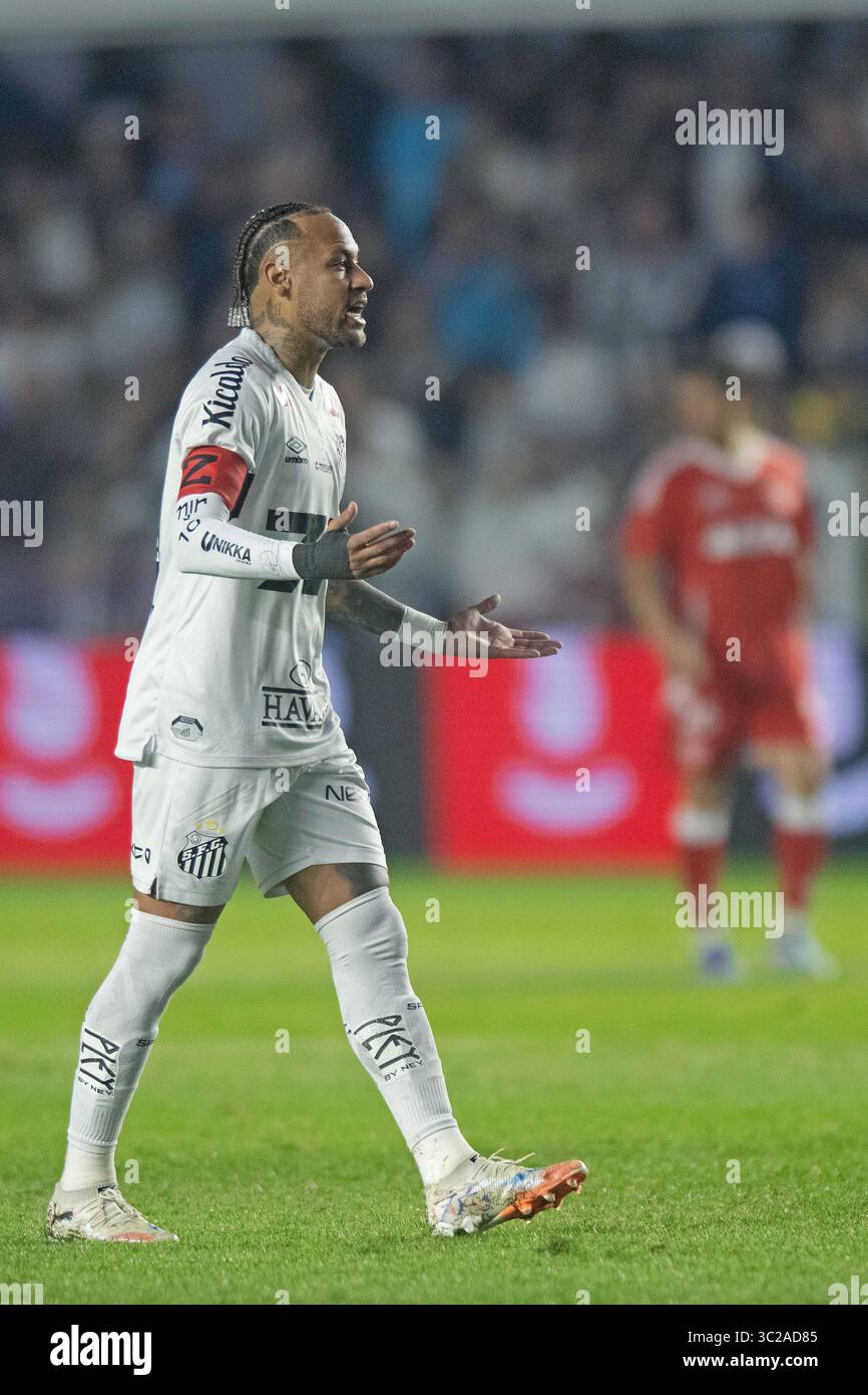 Santos, Brasile. 23 luglio 2025. Neymar Jr. Di Santos reagisce durante la partita tra Santos e Internacional, per la serie A 2025 brasiliana, allo stadio Vila Belmiro, a Santos il 23 luglio 2025 foto: Max Peixoto/DiaEsportivo/Alamy Live News Credit: DiaEsportivo/Alamy Live News Foto Stock