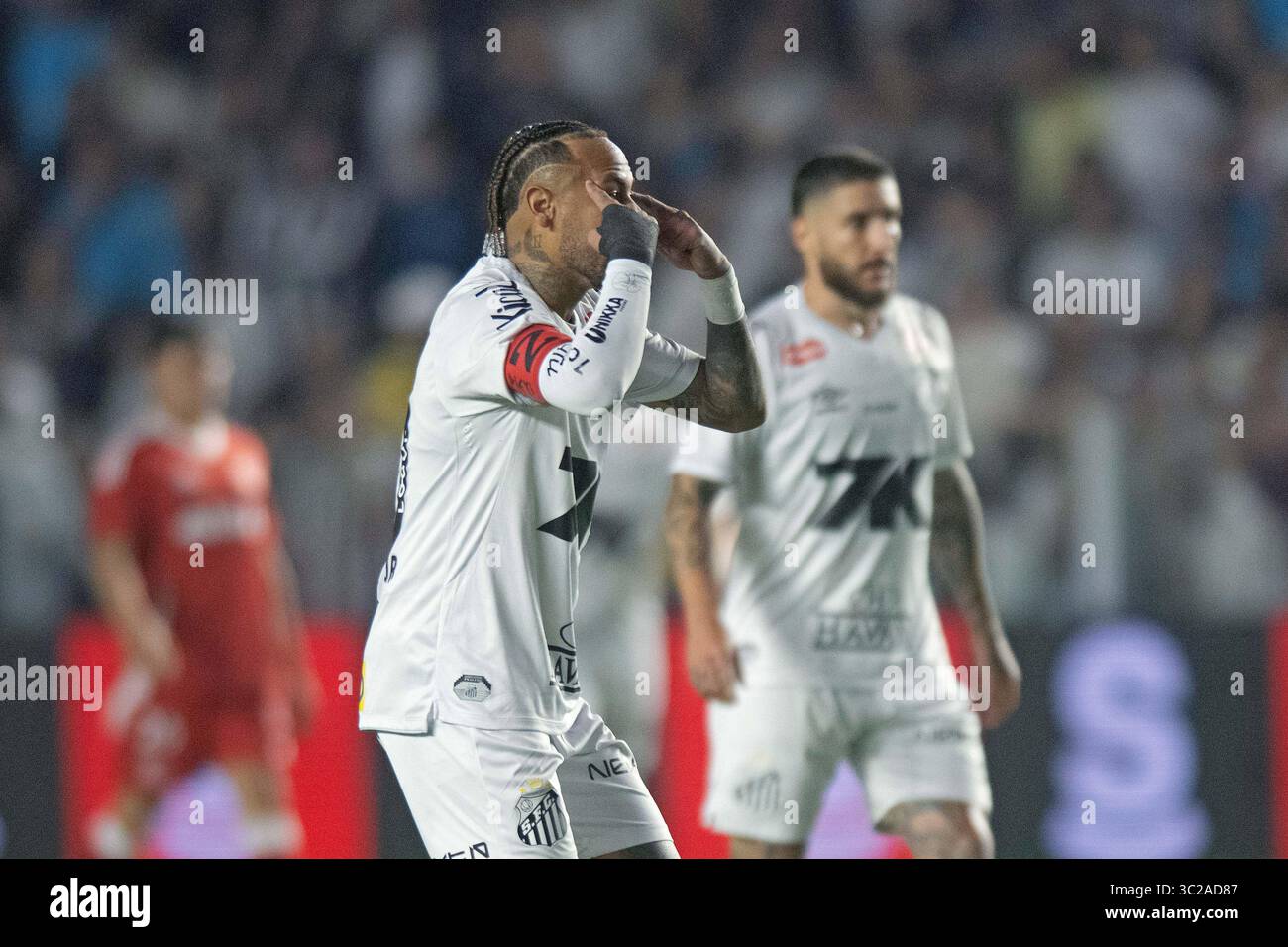 Santos, Brasile. 23 luglio 2025. Neymar Jr. Di Santos reagisce durante la partita tra Santos e Internacional, per la serie A 2025 brasiliana, allo stadio Vila Belmiro, a Santos il 23 luglio 2025 foto: Max Peixoto/DiaEsportivo/Alamy Live News Credit: DiaEsportivo/Alamy Live News Foto Stock
