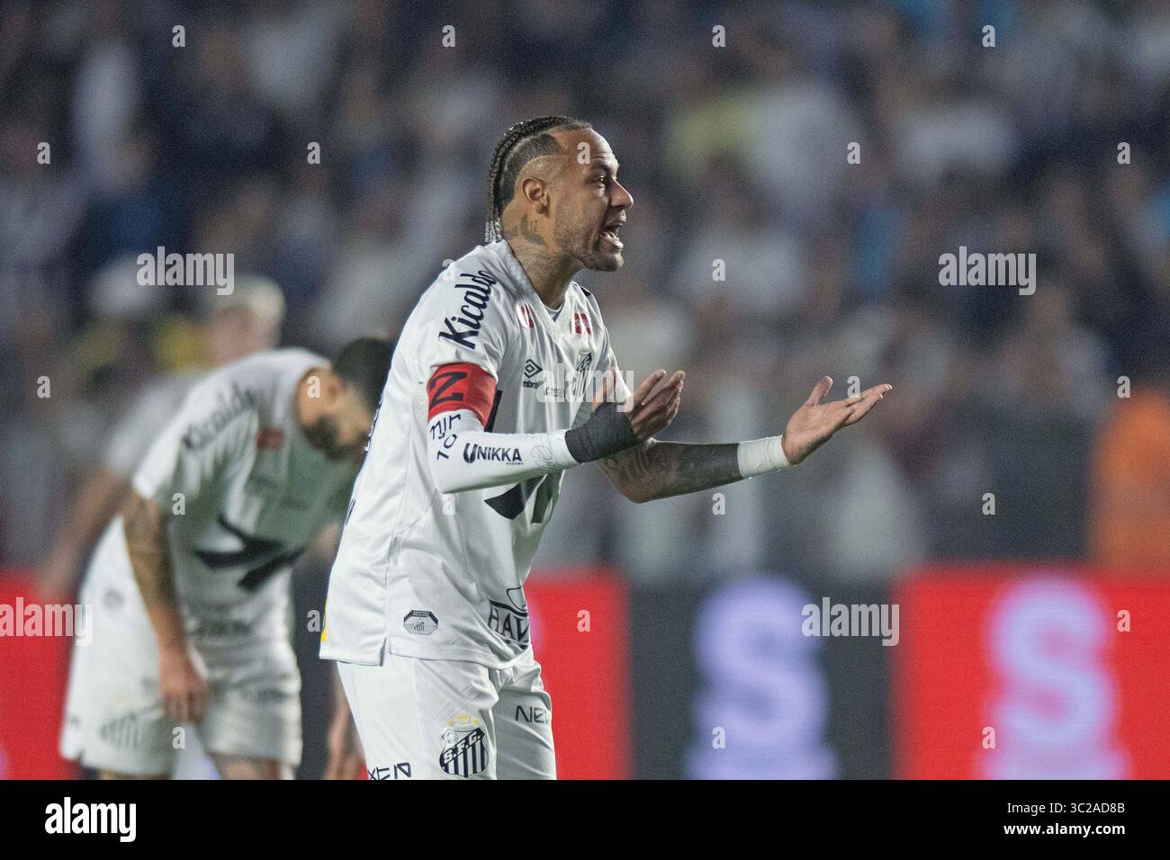Santos, Brasile. 23 luglio 2025. Neymar Jr. Di Santos reagisce durante la partita tra Santos e Internacional, per la serie A 2025 brasiliana, allo stadio Vila Belmiro, a Santos il 23 luglio 2025 foto: Max Peixoto/DiaEsportivo/Alamy Live News Credit: DiaEsportivo/Alamy Live News Foto Stock