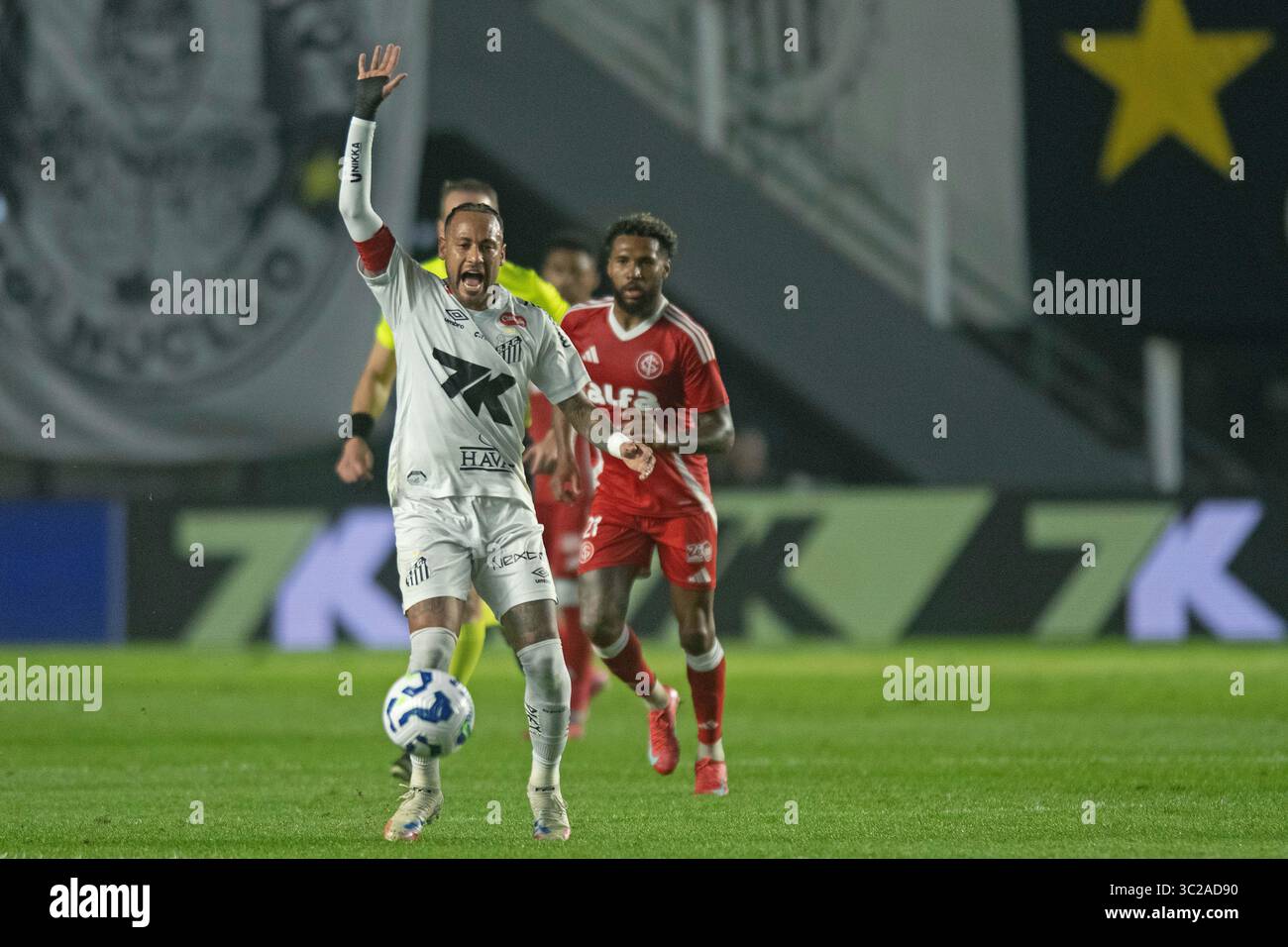 Santos, Brasile. 23 luglio 2025. Neymar Jr. Di Santos reagisce, durante la partita tra Santos e Internacional, per la serie A 2025 brasiliana, allo stadio Vila Belmiro, a Santos il 23 luglio 2025 foto: Max Peixoto/DiaEsportivo/Alamy Live News Credit: DiaEsportivo/Alamy Live News Foto Stock
