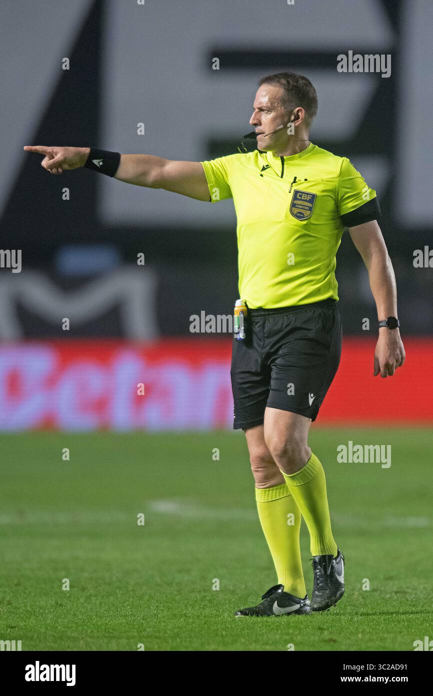 Santos, Brasile. 23 luglio 2025. Arbitro, Lucas Paulo Torezin gesti, durante la partita tra Santos e Internacional, per la serie A 2025 brasiliana, allo stadio Vila Belmiro, a Santos il 23 luglio 2025 foto: Max Peixoto/DiaEsportivo/Alamy Live News crediti: DiaEsportivo/Alamy Live News Foto Stock