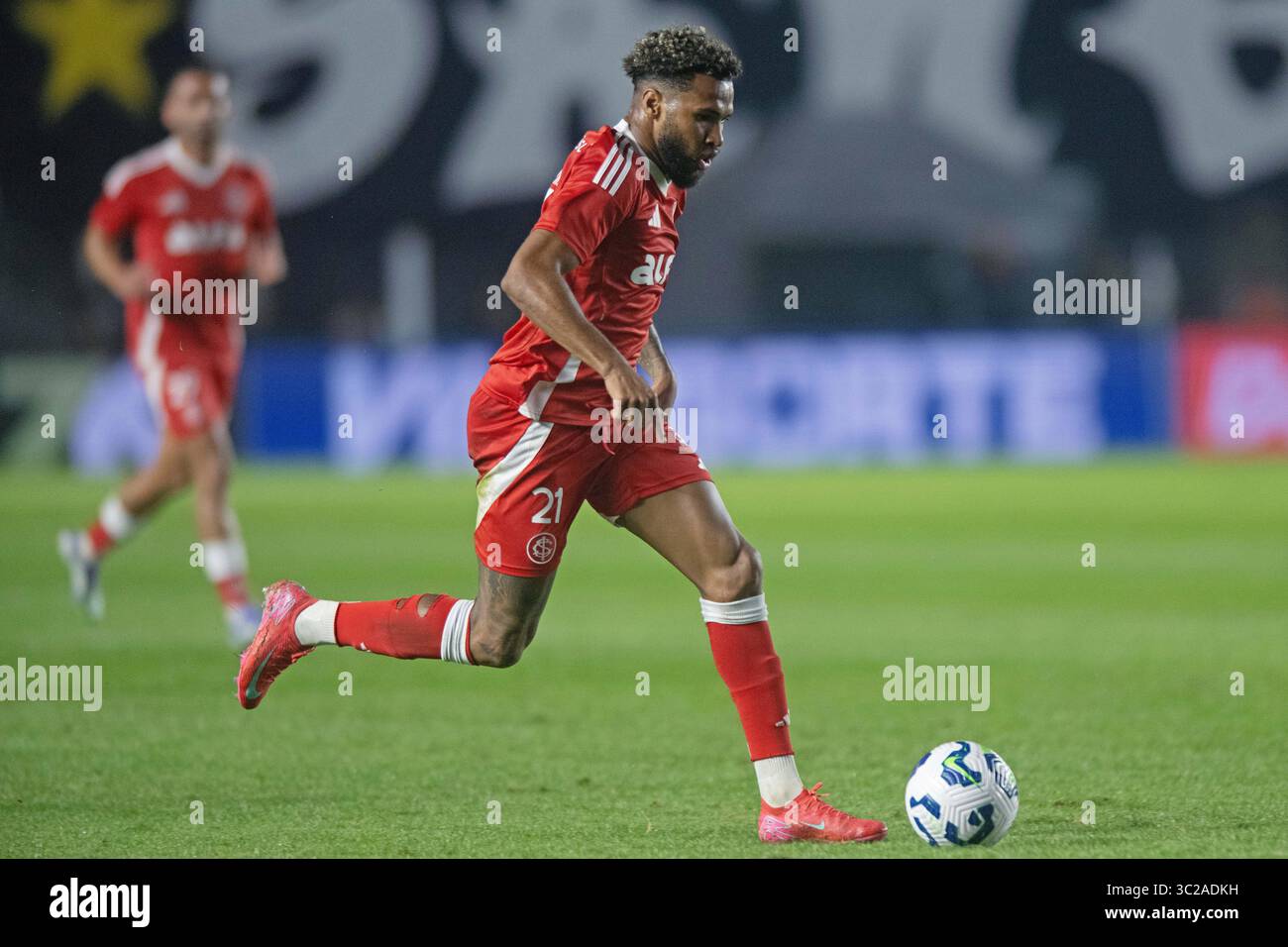 Santos, Brasile. 23 luglio 2025. Wesley dell'Internacional, corre con la palla durante la partita tra Santos e Internacional, per la serie A 2025 brasiliana, allo Stadio Vila Belmiro, a Santos il 23 luglio 2025 foto: Max Peixoto/DiaEsportivo/Alamy Live News Credit: DiaEsportivo/Alamy Live News Foto Stock