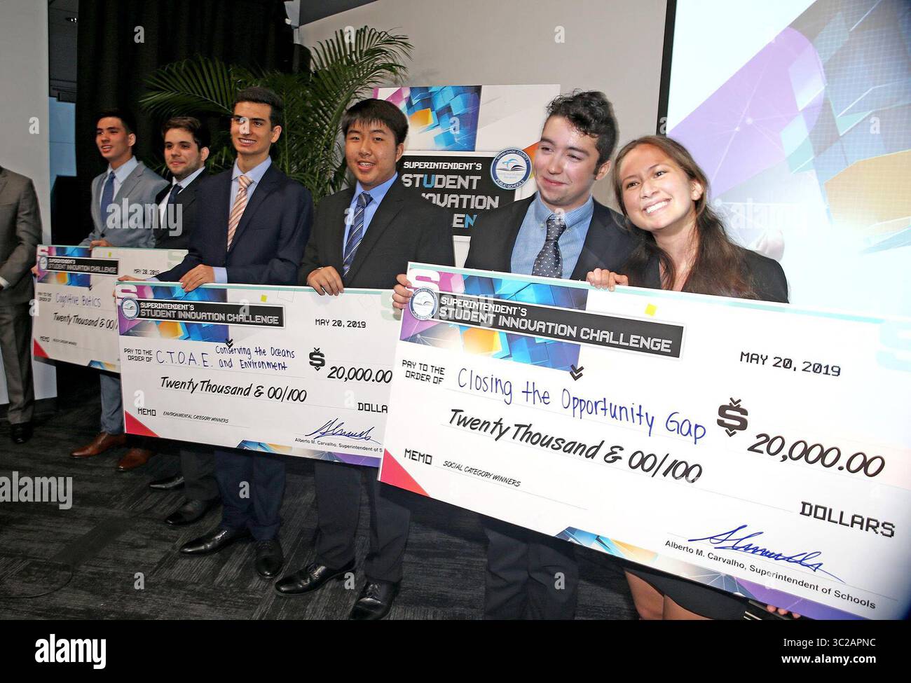 20 maggio 2019 - Miami, FL, USA - Cristian Ochoa e Maria Estrada di Coral Gables SHS,''Closing the Opportunity Gap'', tengono il loro assegno dopo aver vinto la divisione sociale della..Superintendent's Student Innovation Challenge a Miami il 20 maggio 2019. (Immagine di credito: © TNS via cavo ZUMA) Foto Stock