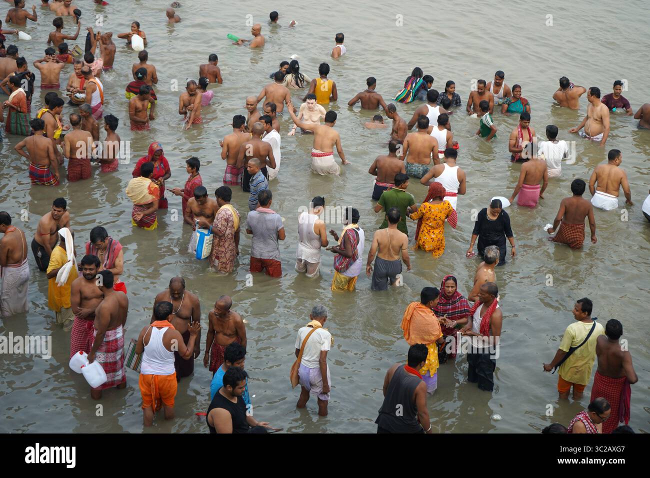 14 ottobre 2023, Babughat, Kolkata, Bengala Occidentale, India. Devoti che offrono Tarpan a Babughat Ganga durante Mahalaya Durga Puja Foto Stock