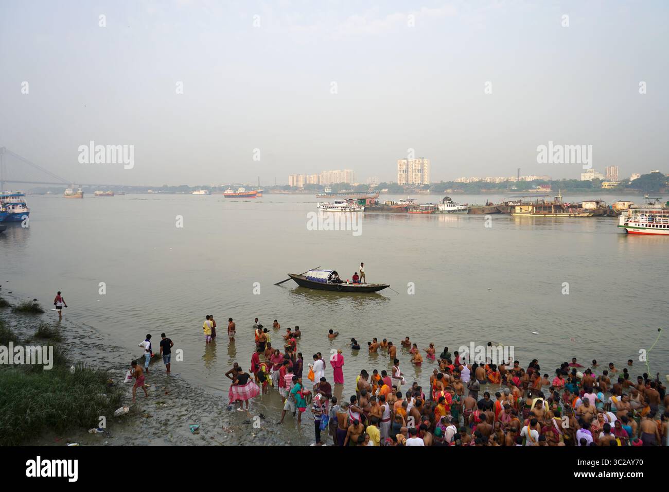 14 ottobre 2023, Babughat, Kolkata, Bengala Occidentale, India. Rituale del bagno mattutino sulle rive del fiume Ganga a Kolkata Foto Stock