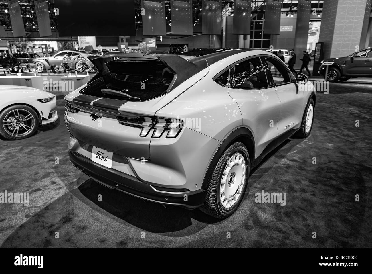 New York City, USA - 27 marzo 2024: Auto elettrica SUV Ford Mustang Mach-e al New York International Auto Show, vista angolo Foto Stock