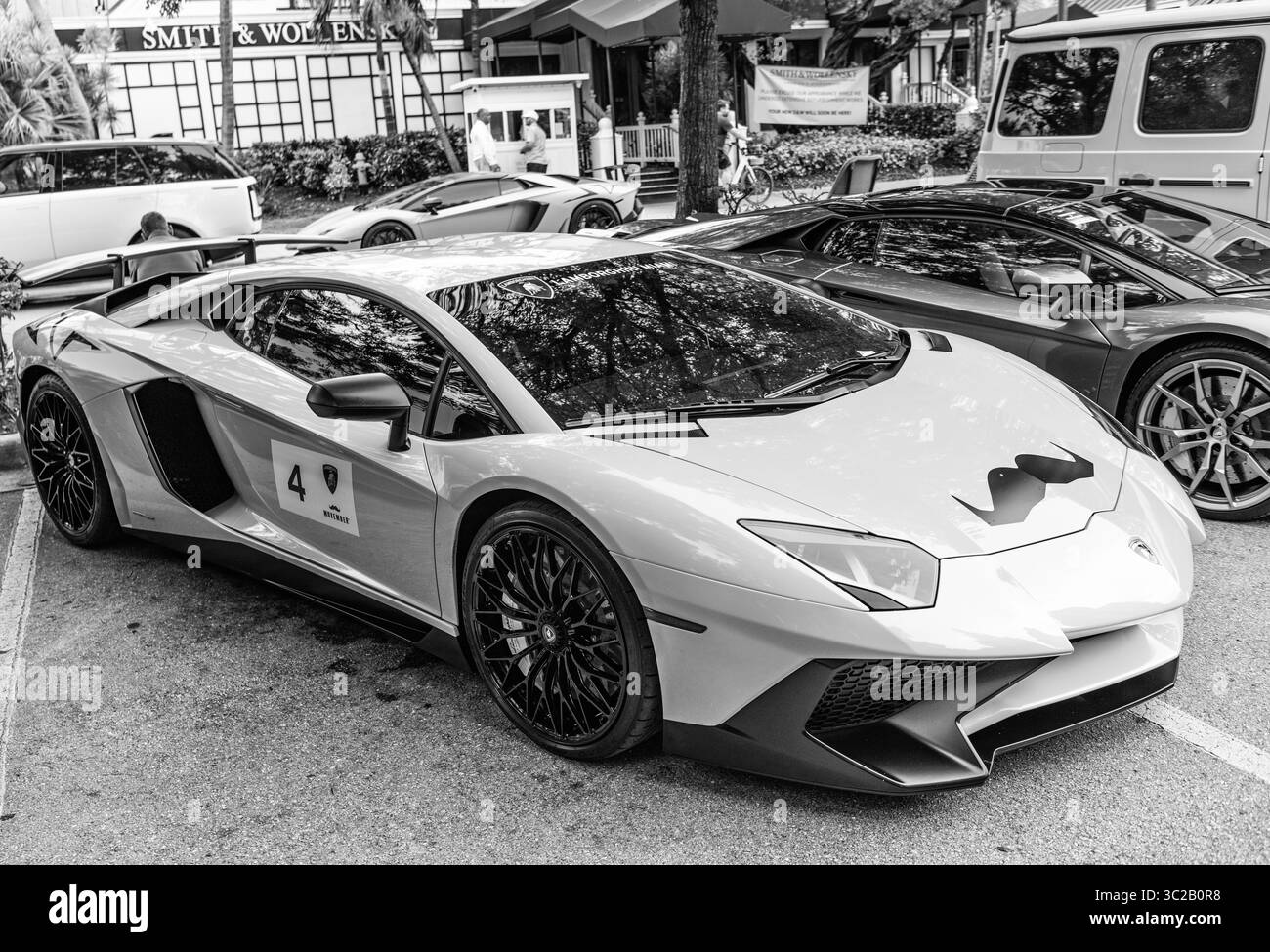 Miami Beach, Florida USA - 9 giugno 2024: 2023 L2022 Lamborghini Aventador LP 780-4 Ultimae oprange at mi Foto Stock