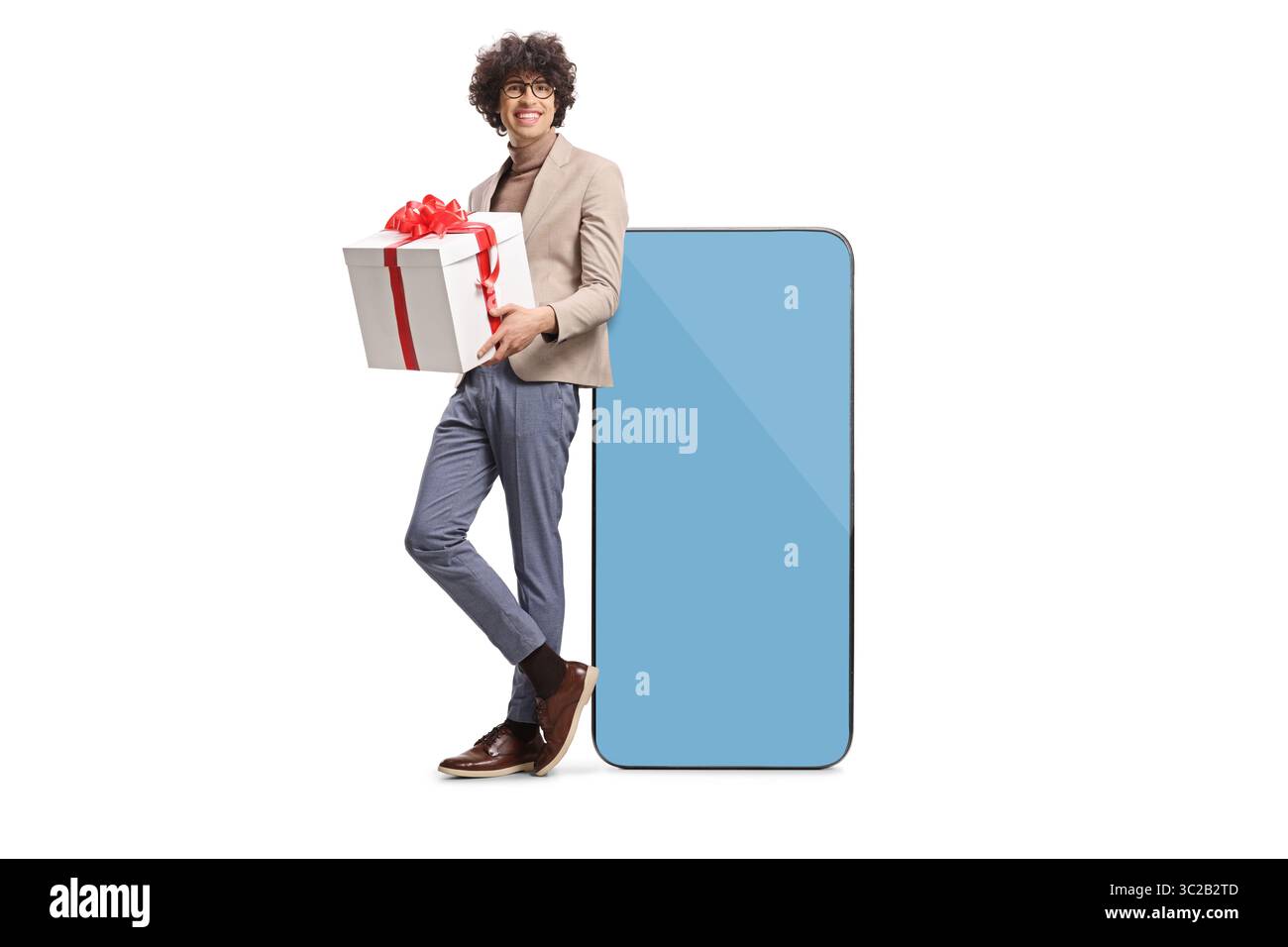Uomo con una confezione regalo appoggiato su uno smartphone con schermo blu isolato su sfondo bianco Foto Stock
