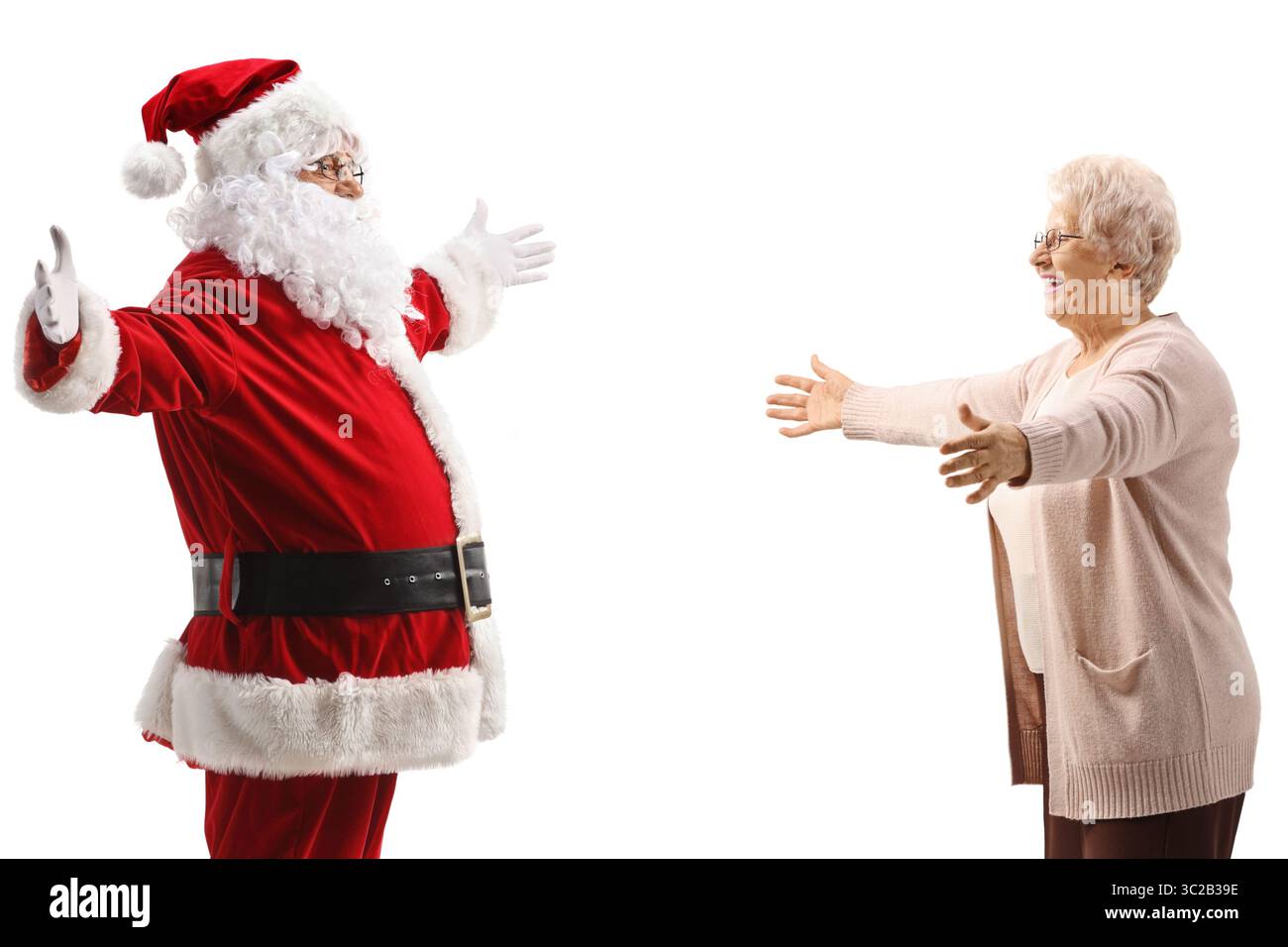 Felice signora anziana in attesa di babbo natale isolato su sfondo bianco Foto Stock