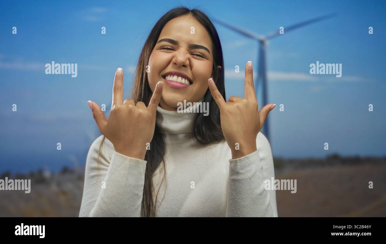 Donna mulino a vento a mano giovane campo ispanico latino gesto all'aperto crea foto dinamiche. Foto Stock