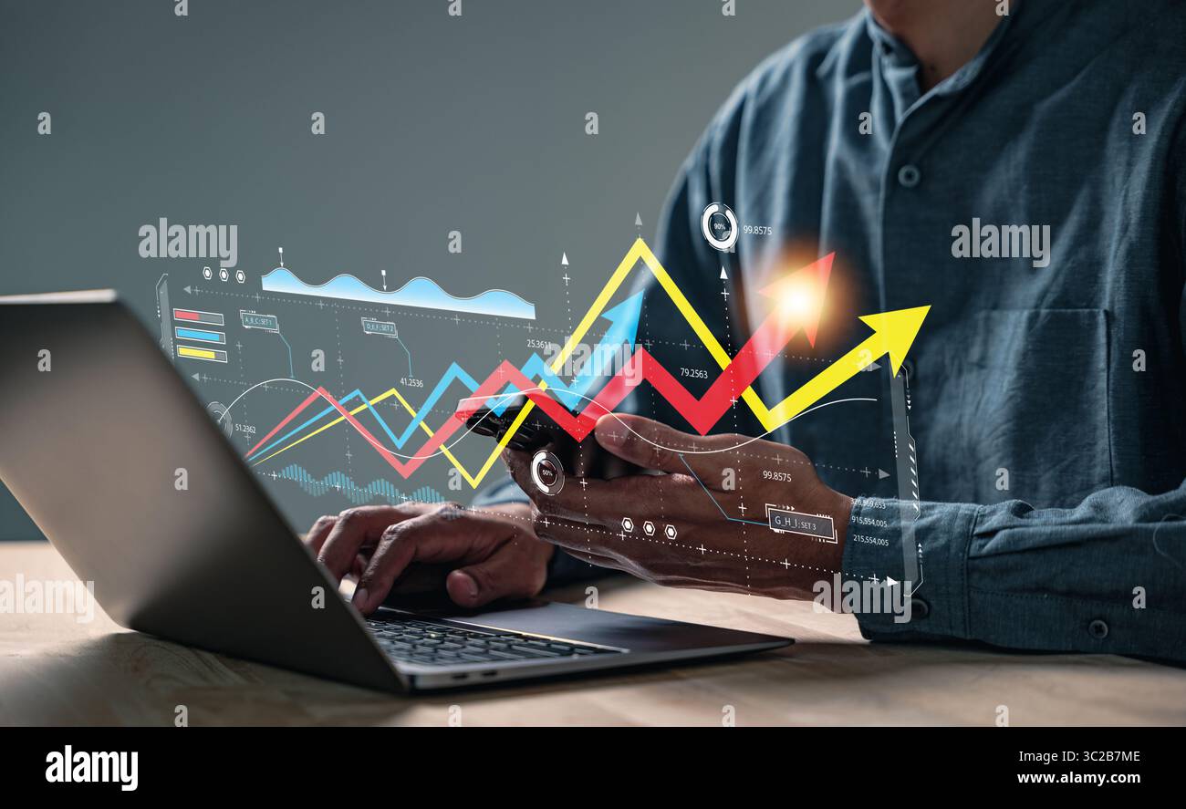 Strategia di crescita aziendale, l'uomo d'affari utilizza un notebook per raccogliere dati, visualizzare grafici aziendali, statistiche grafiche e grafici di crescita degli investimenti mentre ana Foto Stock