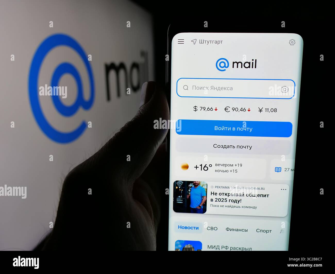 Stoccarda, Germania - 05-27-2025: Persona con smartphone con pagina web dell'azienda tecnologica russa Mail.ru sullo schermo davanti al logo. Foto Stock