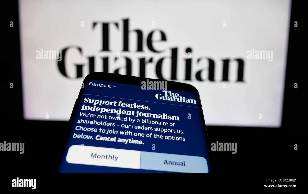 Stoccarda, Germania - 05-27-2025: Telefono cellulare con sito web della società britannica The Guardian sullo schermo davanti al logo. Foto Stock