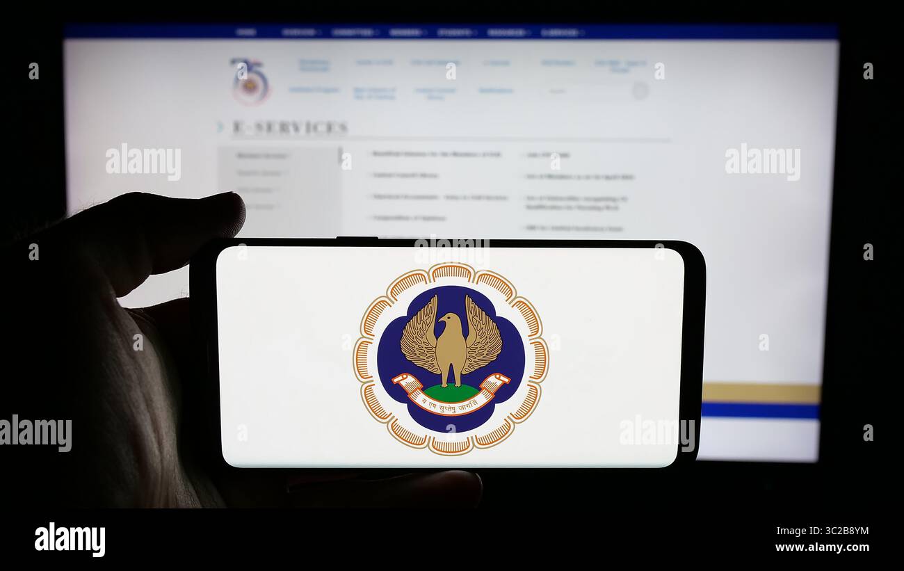 Stoccarda, Germania - 05-29-2025: Persona che detiene un cellulare con il logo dell'Istituto dei Dottori Commercialisti (ICAI) sullo schermo davanti alla pagina web. Foto Stock