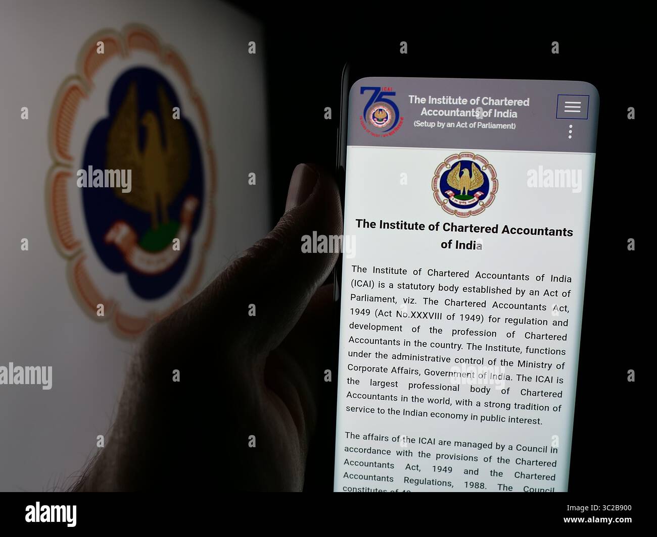 Stoccarda, Germania - 05-29-2025: Persona che tiene il cellulare con pagina web dell'Istituto dei Dottori Commercialisti (ICAI) sullo schermo davanti al logo. Foto Stock