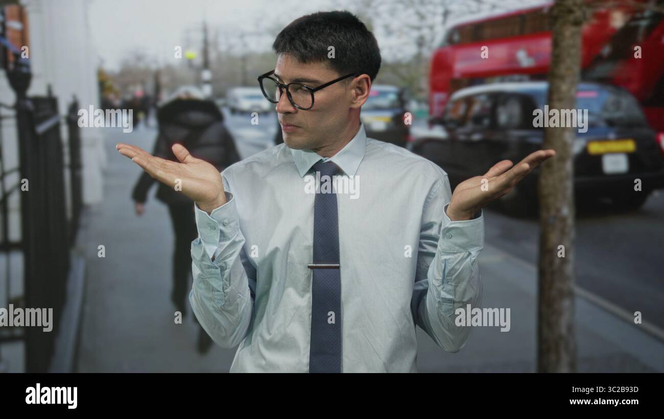 Giovane ispanico con le palme sollevate vicino al taxi parcheggiato sulla strada trafficata della città; confusione dubbio incertezza perplessità. Foto Stock