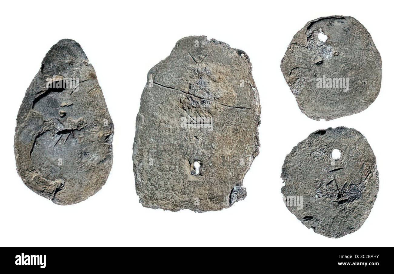 7861. Lingotti di piombo datati intorno al 1550–1200 a.C. con segni minoici ciprioti prova di legami commerciali tra le due popolazioni dell'area. Foto Stock