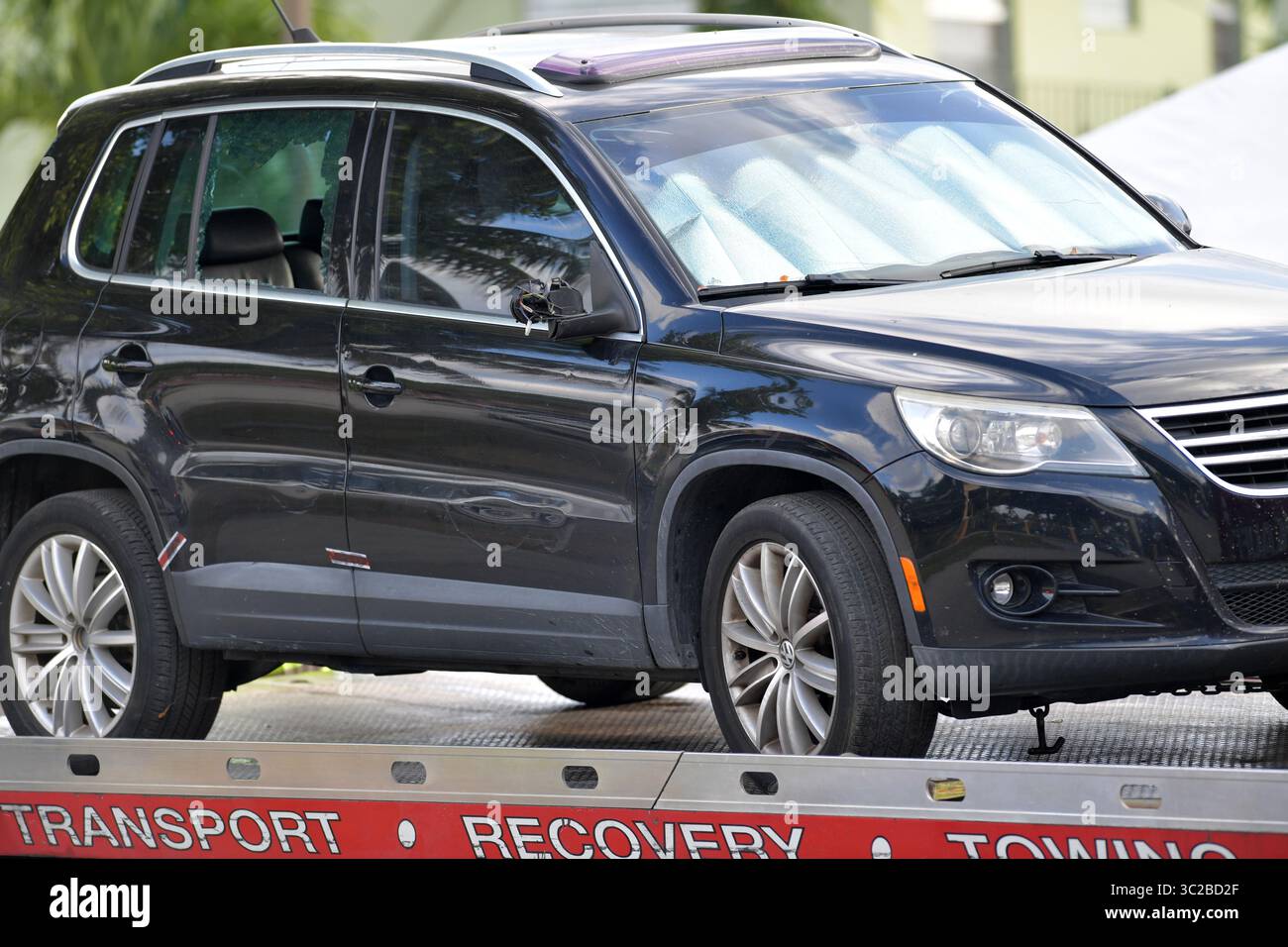 24 maggio 2019 - Fort Lauderdale, Florida, Stati Uniti d'America - FORT LAUDERDALE, FL - 24 MAGGIO: Hamid Ould-Rouis che aveva 58 anni è stato ucciso dopo essere stato ucciso da agenti delle forze dell'ordine. Un maresciallo degli Stati Uniti ha detto che il sospetto era ricercato per tentato omicidio. Quando uscì dal suo veicolo nel parcheggio, aveva una pistola che era quando i membri della task force lo spararono e lo uccisero nel parcheggio. Il veicolo assassino un VW è stato poi rimosso dalla moschea con finestre sparate. Il pompiere poi si è fermato lungo il vialetto dove l'uomo armato è stato ucciso il 24 maggio 2019 nella moschea Masjid al-Iman Foto Stock 24 maggio 2019 - Fort Lauderdale, Florida, Stati Uniti d'America - FORT LAUDERDALE, FL - 24 MAGGIO: Hamid Ould-Rouis che aveva 58 anni è stato ucciso dopo essere stato ucciso da agenti delle forze dell'ordine. Un maresciallo degli Stati Uniti ha detto che il sospetto era ricercato per tentato omicidio. Quando uscì dal suo veicolo nel parcheggio, aveva una pistola che era quando i membri della task force lo spararono e lo uccisero nel parcheggio. Il veicolo assassino un VW è stato poi rimosso dalla moschea con finestre sparate. Il pompiere poi si è fermato lungo il vialetto dove l'uomo armato è stato ucciso il 24 maggio 2019 nella moschea Masjid al-Iman Foto Stock
