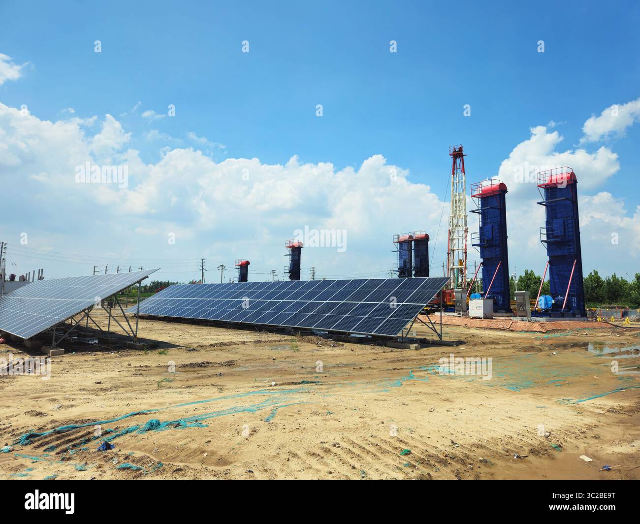 Pannelli solari e impianti di perforazione petroliferi presso il sito petrolifero Sinopec Shengli in Cina Foto Stock